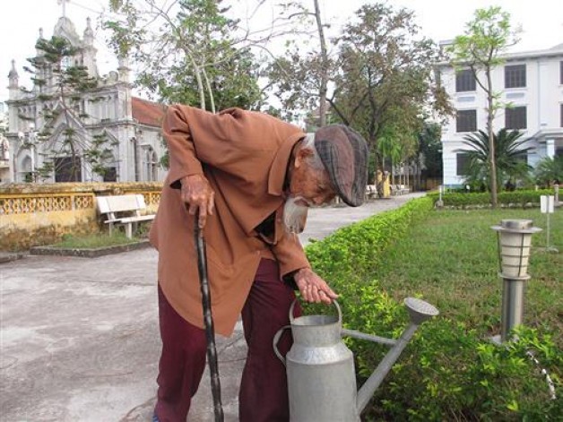 Cụ ông 95 tuổi nêu gương phục vụ