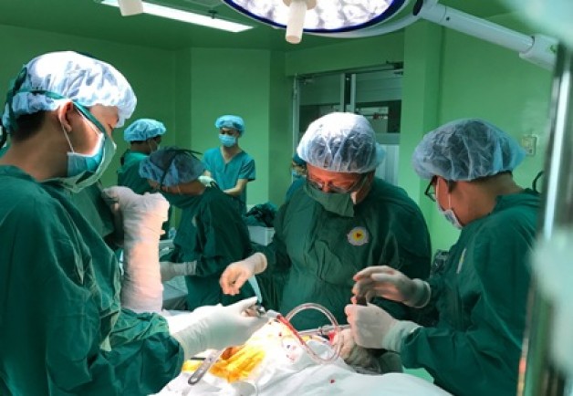 Tại sao bác sĩ phẫu thuật phải mặc áo xanh, còn đầu lọc thuốc lá thì có màu vàng xỉn?