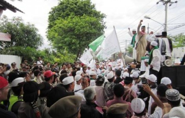 Hồi giáo cực đoan biểu tình chống xây nhà thờ Công giáo ở Bekasi, Indonesia