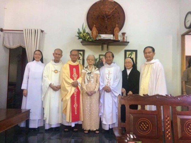 GIA ÄÃŒNH ÄẠI Há»’NG PHÚC =4 LINH MỤC & 1 Ná»® TU=