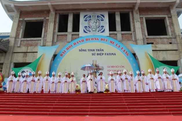 Rước Kiệu Đức Mẹ và Thánh Lễ Bế Mạc Đại Hội Hành Hương Đức Mẹ La Vang lần thứ 31