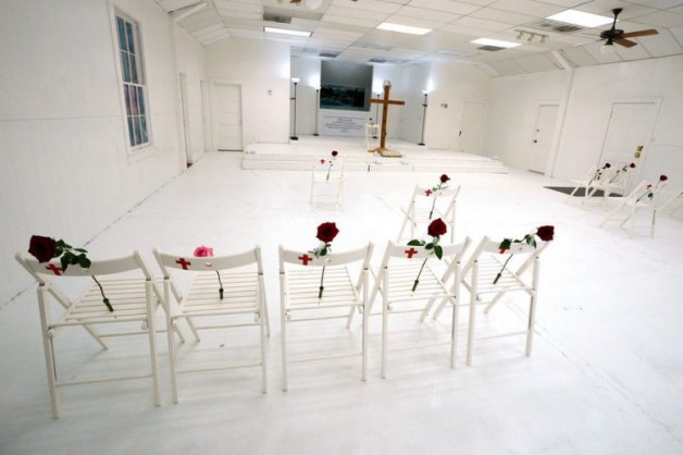 Im Lặng và hoa hồng ở nhà thờ Sutherland Springs, Texas