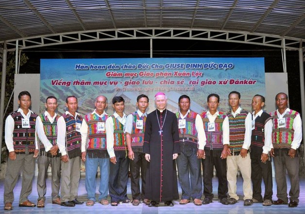THĂM MỤC VỤ GIÁO XỨ ĐĂN KÀR : TRUYỀN ĐẠT ƠN THA THỨ CỦA CHÚA CHO NHAU