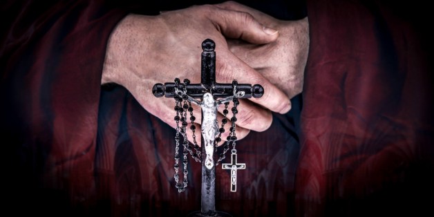 Tại sao khi trừ tà, các linh mục bắt quỷ phải khai tên?