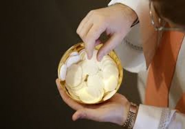 ĐIỀU KIỆN ĐỂ ĐƯỢC PHÉP RƯỚC MÌNH MÁU THÁNH CHÚA KITÔ TRONG THÁNH LỄ