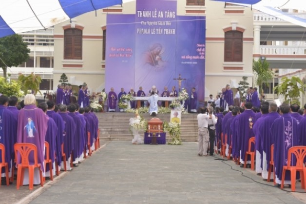 Thánh lễ an táng cha cố Phaolô Lê Tấn Thà nh