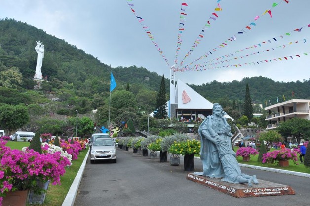 ĐỀN ĐỨC MẸ BÃI DÂU – HÀNH HƯƠNG KÍNH MẸ 13 THÁNG 10 : CÙNG MẸ SỐNG MẦU NHIỆM THẬP GIÁ