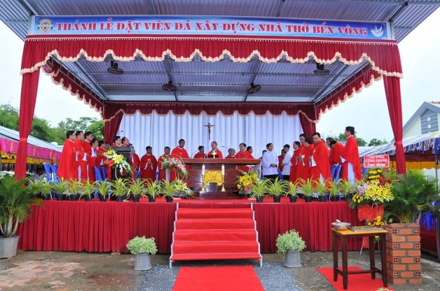 THÃNH LỄ ÄẶT VIÊN Äà ÄẦU TIÊN XÂY Dá»°NG NHÀ THỜ BẾN VÔNG