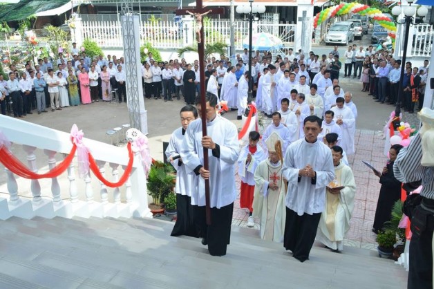 GIÁO PHẬN VĨNH LONG : LÀM PHÉP BÀN THỜ VÀ NHÀ THỜ VĨNH BÌNH