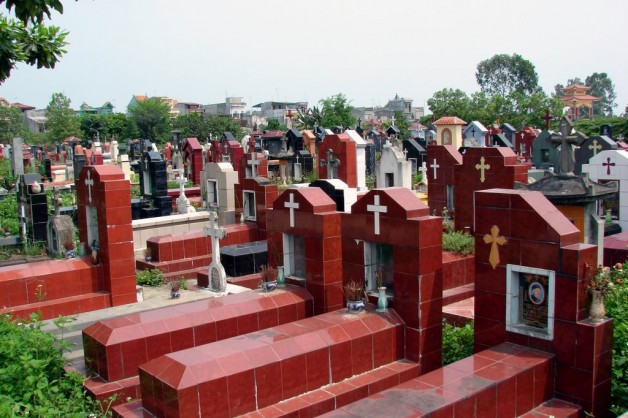 LỜI TÌNH TỪ NHỮNG NẤM MỘ
