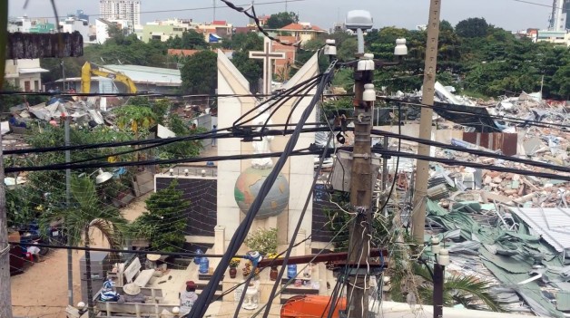 “XÓT XA QUỲ TRÊN ĐỐNG TRO TÀN…”