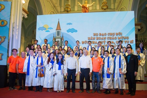 CHỢ ÄŨI VÀ ÄÊM THÃNH CA TÃN TỤNG Há»’NG ÂN