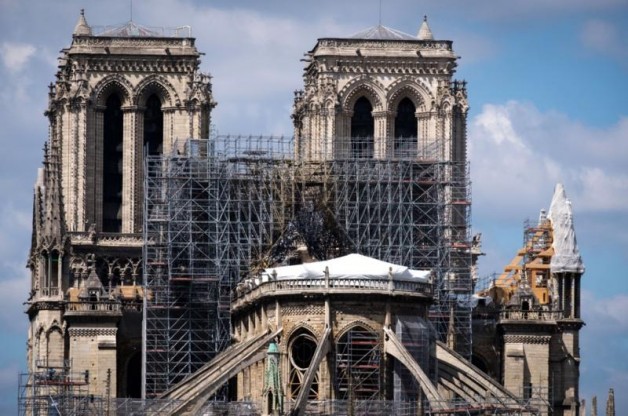 Thượng viện Pháp quy định rằng Nhà thờ Đức Bà Paris sẽ được xây dựng lại y như cũ