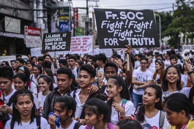 Người Công giáo Phi Luật Tân tuần hành để bảo vệ các nhà lãnh đạo Giáo hội