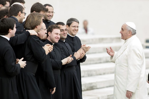 Đức Phanxicô muốn duy trì mối liên hệ nào với các linh mục?