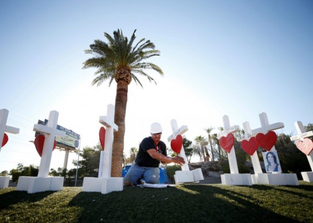 Ông Greg Zanis làm 26 000 cây thánh giá cho các nạn nhân các vụ xả súng hàng loạt