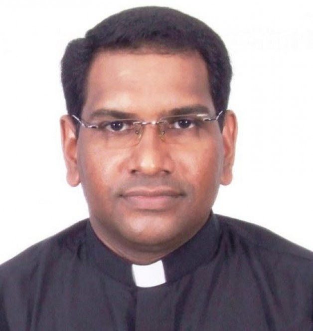 Linh Mục Cyril Sendou, người giảng trong ba ngôn ngữ