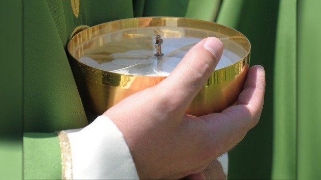 Những cử chỉ đơn sơ của cha Roberto de Maracanaú làm “dậy sóng” mạng xã hội ở Braxin