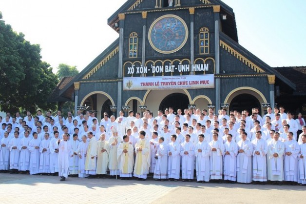 Thánh Lễ Truyền Chức Linh Mục tại giáo phận Kontum: Là Linh Mục Chứ Đừng Làm Linh Mục