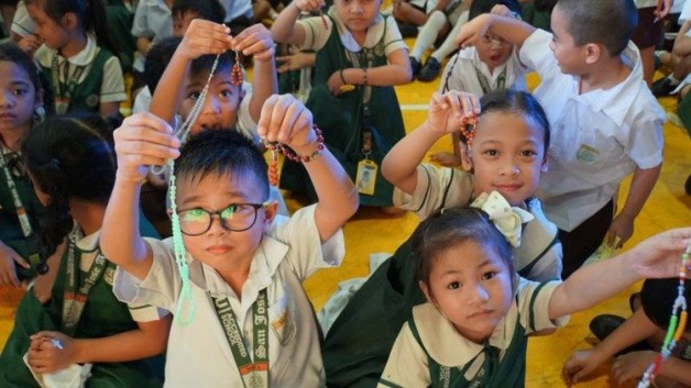 CHUYỆN “ MỘT TRIỆU EM BÉ CÙNG NHAU LẦN CHUỖI MÂN CÔI…”