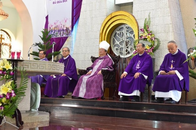 Hình ảnh TGP Sài Gòn dâng thánh lễ cầu nguyện cho Giám mục, linh mục đã qua đời