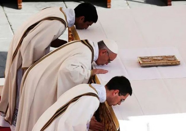 Tại sao linh mục cúi hôn bàn thờ ?