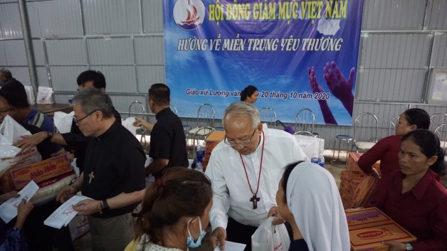 Äại diện Há»™i đồng Giám mục Việt Nam thăm vùng lÅ© lụt