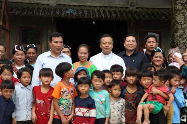Các linh mục Việt Nam tiếp cận dân làng Hmong sống trong hoàn cảnh khó khăn