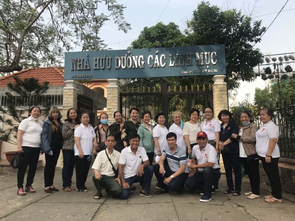 Giáo xứ Tân Việt: Thăm chúc tết các Cha hưu dưỡng