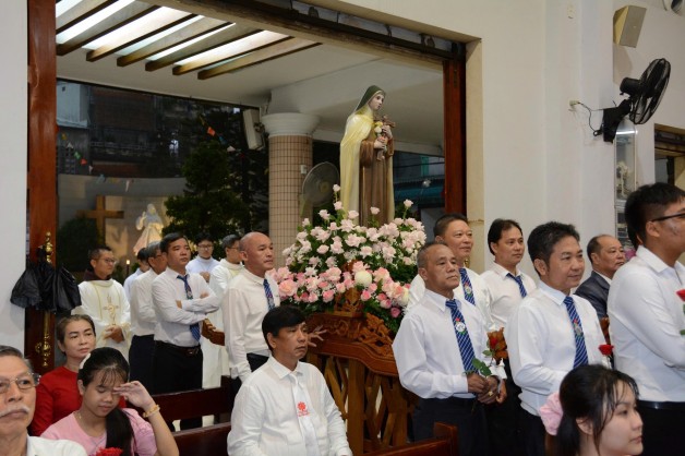 MƯA HỒNG ÂN TRONG THÁNH LỄ BỔN MẠNG GIÁO XỨ TÂN VIỆT