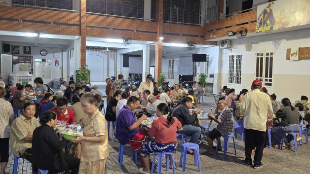 GIÁO XỨ TÂN VIỆT : BỮA ĂN KHÔNG ĐỒNG- NƠI YÊU THƯƠNG ĐƯỢC TRAO ĐI