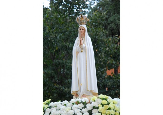 Má»™t thương nhân hưu trà tặng tượng Äức Mẹ Fatima để cổ võ sùng kÃnh Äức Mẹ