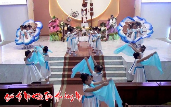 Giáo họ Môi Khôi Giáo Xứ Tân Việt Dâng Hoa Kính Đức Mẹ 2017
