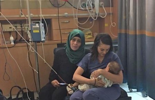 Cô y tá người Israel cho em bé Palestina bú để cứu em