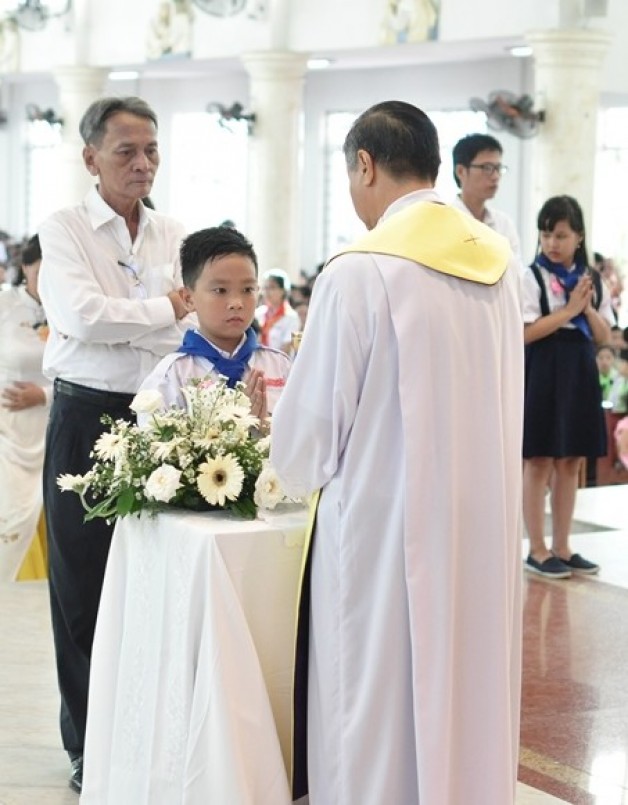 137 EM THIẾU NHI THÁNH THỂ ĐƯỢC XƯNG TỘI VÀ RƯỚC CHÚA LẦN ĐẦU TẠI GX TÂN VIỆT.