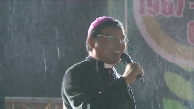 “CHÀNG MŨ ĐỎ” HÁT TRONG MƯA