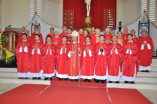 GIÁO PHẬN VĨNH LONG : NGÀY HỘI DÂN CHÀI (Lễ Phong Chức Linh Mục)