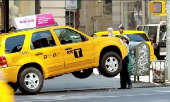 Cô gái 19 tuổi có sức mạnh phi thường, nhấc bổng xe ô tô để cứu bố