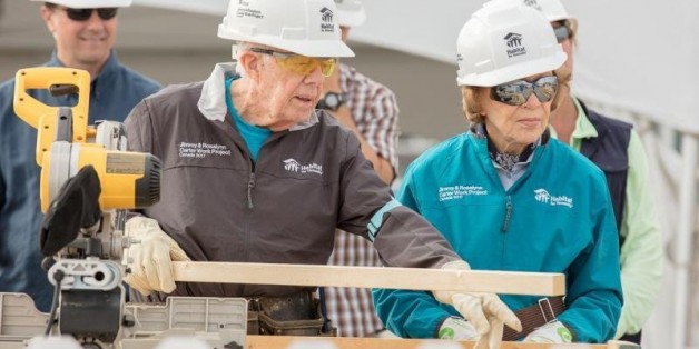 Cựu tổng thống Mỹ 92 tuổi đích thân đi xây nhà cho người nghèo