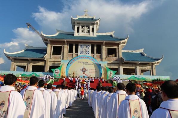 Thánh Lễ Vọng Kính Đức Mẹ Hồn Xác Lên Trời tại Linh Địa La Vang