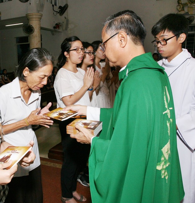 NGHI THỨC TRAO KINH CHO ANH CHỊ EM LỚP GIÁO LÝ DỰ TÒNG KHÓA II / 2017 TẠI GIÁO XỨ TÂN VIỆT