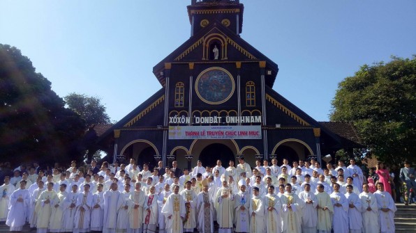 GIÃO PHẬN KONTUM : THÃNH LỄ TRUYỀN CHỨC LINH MỤC