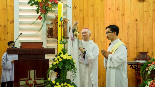 Tại sao phó tế mang dây stola chéo?