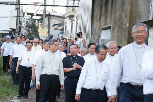 Hội đồng Giám mục Việt Nam đến thăm và tặng quà cho giáo dân tại giáo họ An Lộc, giáo xứ Chính toà, Thanh Hoá