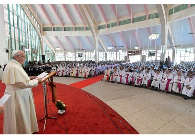 Đức Thánh Cha gặp các linh mục, tu sĩ Bangladesh