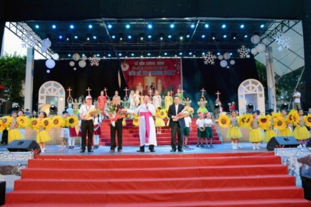 Lễ hội Giáng sinh “Đến để yêu thương năm 2017”