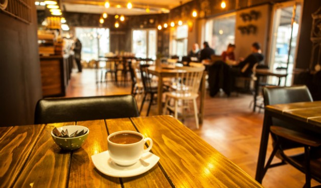 Người áo chùng và cô gái điếm