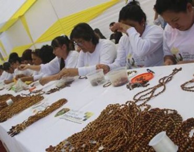 Các tù nhân Peru làm 300.000 chuỗi Mân Côi cho chuyến thăm sắp tới của ĐGH Phanxicô
