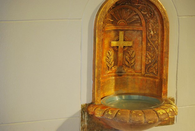 Hãy luôn mang theo nước thánh với mình khi đi ra ngoài