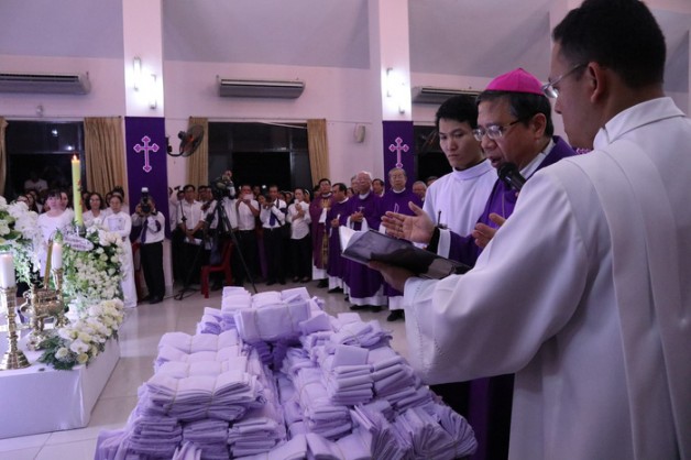 NHỮNG VÀNH KHĂN TANG VÀ NHỮNG GIỌT LỆ CỦA TÌNH YÊU